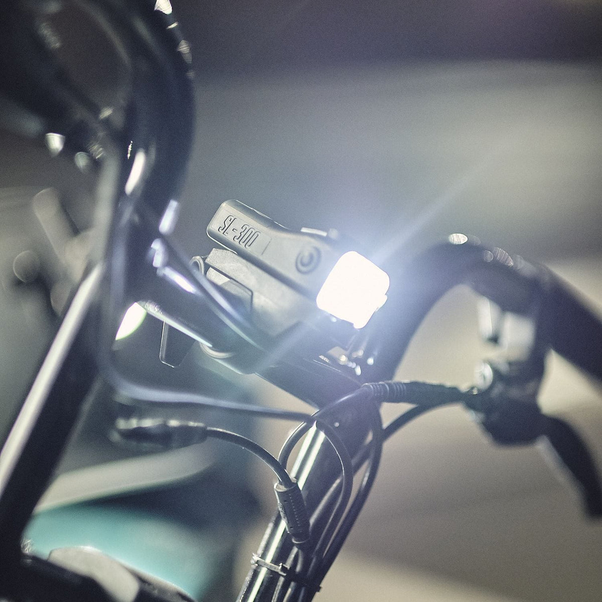 SL-300 Headlight & SL-R1 Rear Light Bike Bundle